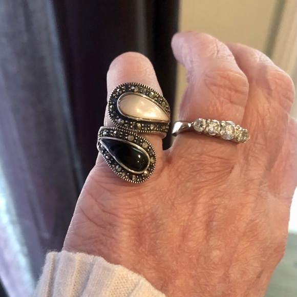 Vintage Black and White Teardrop Marcasite Ring - Picture 7 of 7